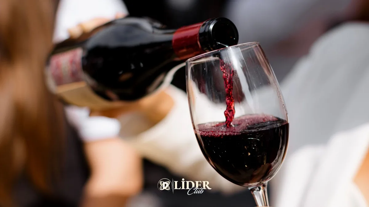 Şarap Nedir? Şarap Nasıl İçilir, Neyle Gider ve Saklı Sofra’da Şarabın En Zarif Hâli