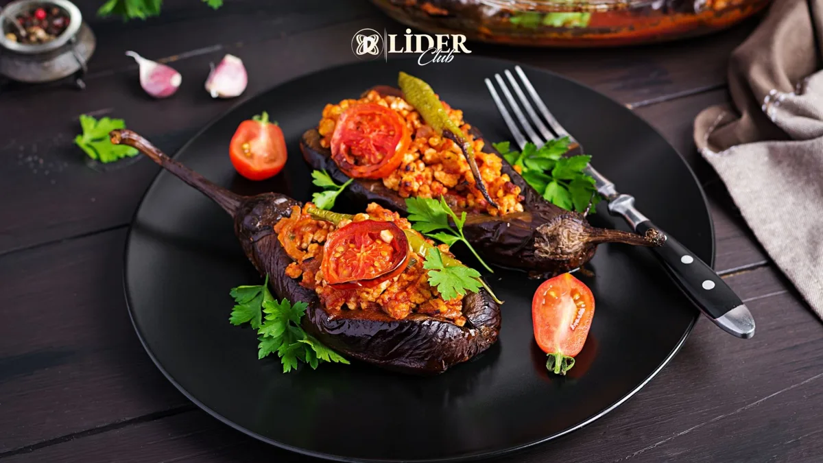 İmam Bayıldı Yemeği Tarifi: Kıymasız Zeytinyağlı Lezzet, Hikayesi, Kıymalı Versiyonu ve Kalori Bilgisi