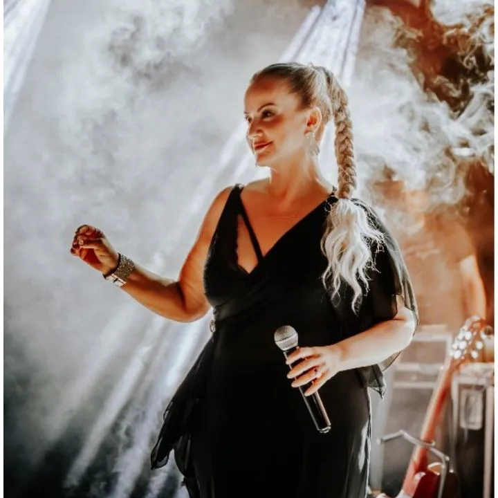 Şebnem Arcan canlı performans