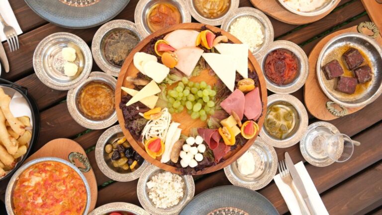 Çatalca Kahvaltı Mekânı: Saklı Sofra’da Serpme Kahvaltının Tadına Varın